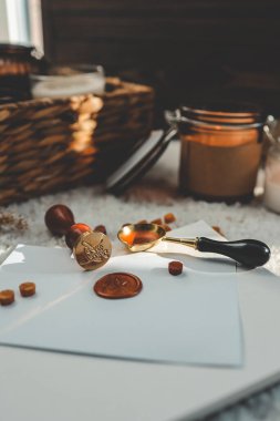 Mumların arka planında balmumu yazdırma araçları.