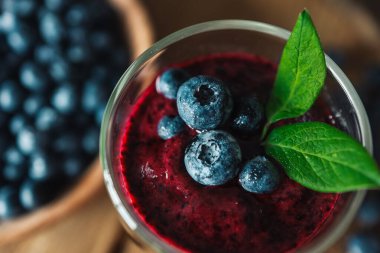 Taze sulu blueberry smoothies cam. Basit arka plan. Sağlıklı gıda. Detoks. Yaşam tarzı
