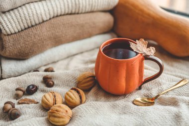 Bir fincan sıcak çay ve yaprak, sonbahar havası..