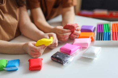 Çocuklar plastik heykel, yaratıcı aktivite, eğitimsel master sınıf konsepti.