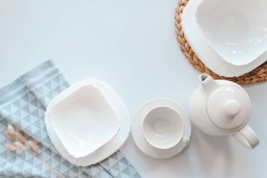 Stil tablo takımı beyaz arkaplan üzerinde düz görünüm yatıyordu.