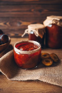 Cam kavanoz ve lezzetli ev yapımı erik reçeli.