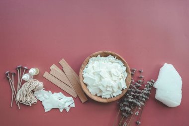Mum yapımı seti ve lavanta renkli arkaplan görünümlü, düz yatar.