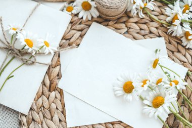 Yaz dekorunda tebrik kartı şablonu üst görünümü.