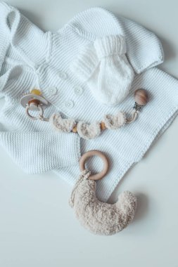 Pastel renkli yeni doğmuş bir bebek için bebek kıyafetleri..