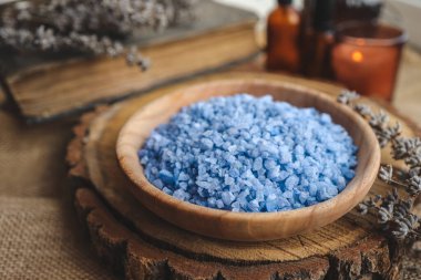 Banyo tuzu, mumlar, yağ kavanozları, ahşap arka planda klasik güzellik tarifi kitabı..