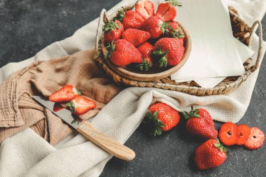 Tahta kasede çilek. Tahta masada taze çilekler var. Günaydın ve kahvaltı konsepti.