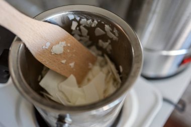 Soya mumu eritme kabı, mum yapma süreci