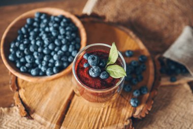 Taze sulu blueberry smoothies cam. Basit arka plan. Sağlıklı gıda. Detoks. Yaşam tarzı