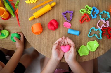 Çocuk oyuncakları, çocuk klübünde dersler, eğitim ve çocuk gelişimi konsepti..