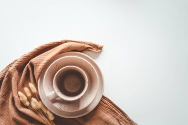 Biçimli bej tablo takımı seti beyaz arkaplan üzerinde düz bir görünüm yatıyordu.