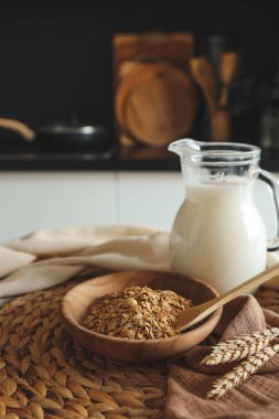 Tahta kase, tahıl gevreği ve bir sürahi süt, kahvaltı konsepti..