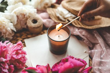 Eldeki kibrit bir mum, atmosferik fotoğraf.