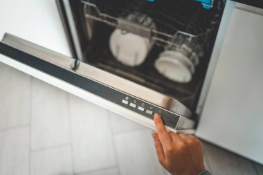 Bulaşık makinesinin ekolojik modu. Enerji tasarrufu kavramı. Enerji kaynaklarının rasyonel kullanımı.