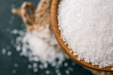 Kaba deniz tuzu yığını, siyah arka planda ahşap kase, üst manzara..