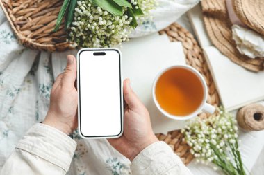 İzole edilmiş ekranlı telefon, günaydın konsepti.