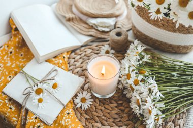 Mum ve papatya, yaz kompozisyonu..