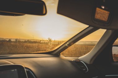 Kırsal manzara, arabanın ön camından manzara..