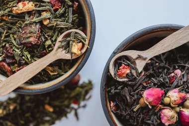 Tahta kaşıklarda bitki çayı..