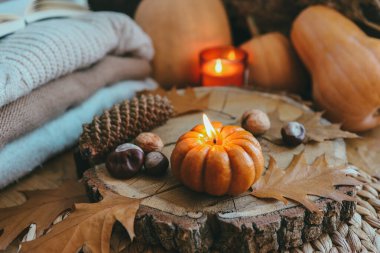 Balkabağı şeklinde yanan mum, sonbahar estetik havası..