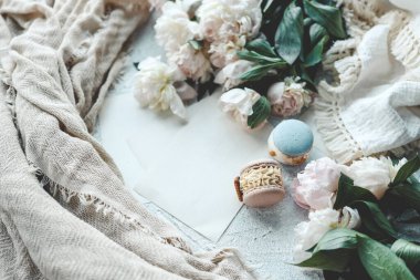 Tatlı badem kurabiyeleri, beyaz şakayıklar, güzel bir fotoğraf..