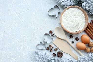 Noel pişirme yemek pişirmek için malzemeler. Un, yumurta, kahverengi şeker ve baharat. Kopya alanı ile Üstten Görünüm.