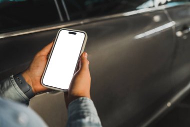 Bir arabanın arka planında izole ekran olan telefon.