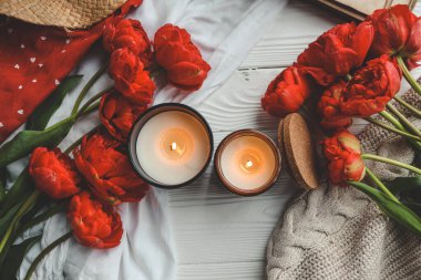 Evin içinde yanan iki mum, estetik fotoğraf..