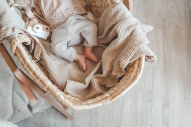 Beşikteki yeni doğmuş bir bebeğin ayakları, üst görünüm, metin için boşluk.