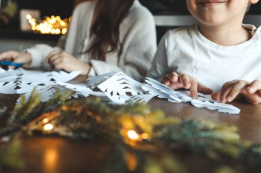 Çocuklar kar tanelerini kesiyor, Noel aktiviteleri....