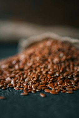 Çuval bezinden keten tohumları dökülüyor..