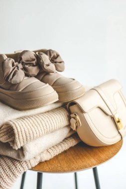 Süveter ve çizme yığını, stil ve moda.