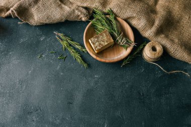 Koyu bir arka planda, ahşap bir tabakta biberiyeli som şampuan..