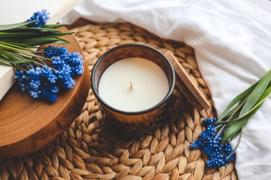 Ev atmosferinin içinde mum ve çiçekler.