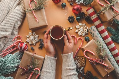 Yeni yıl atmosferinde elinde çayla bir kız..