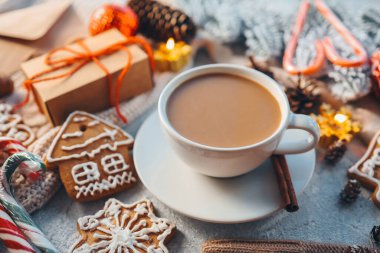 Noel atmosferinde bir fincan kahve..