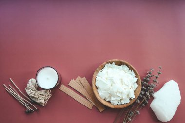 Mum yapımı seti ve lavanta renkli arkaplan görünümlü, düz yatar.
