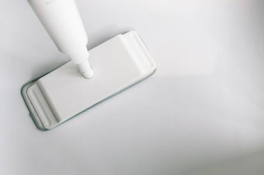 Mutfakta beyaz bir paspas var..