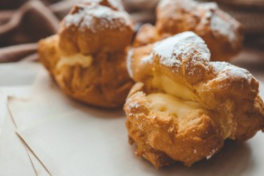 Taze pişmiş choux hamur işleri kapanıyor..