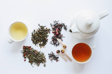 Beyaz arka planda çay, çaydanlık ve fincan çeşitleri, üst görünüm.