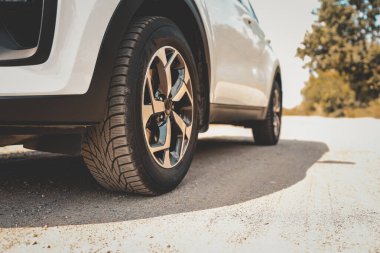 Araba tekerlekleri asfaltın arka planında kapanır. Araba lastikleri. Araba tekerleği yakın plan. Reklam için..