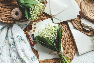 Vadideki zambak buketi yakın plan ve tebrik kartı..