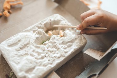 Çocuklar için ilginç bir aktivite: Kazı yapan dinozorlar,.