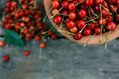 Ahşap arka planda olgun kirazlar, üst manzara..