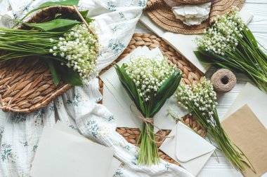 Vadideki zambak buketi yakın plan ve tebrik kartı..