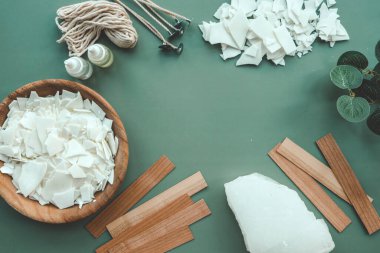 Soya mumu, ahşap filizler ve okaliptüs, düz bir manzara..