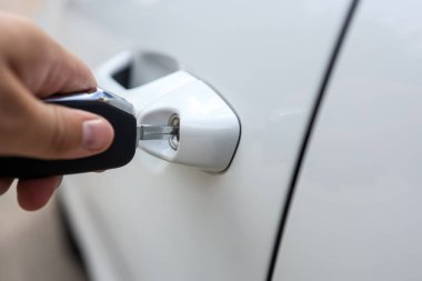 Modern arabanın kontak anahtarı kapatalım. Araba anahtar anahtar deliği içinde.