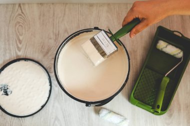 Elinde fırça olan bir adam. Tamir kavramı..