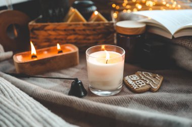 Şenlikli bir iç mekanda yanan mum ve zencefilli ekmek..