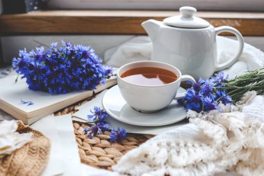 Bir fincan sıcak çay ve bahar içeceği. Günaydın konsept.